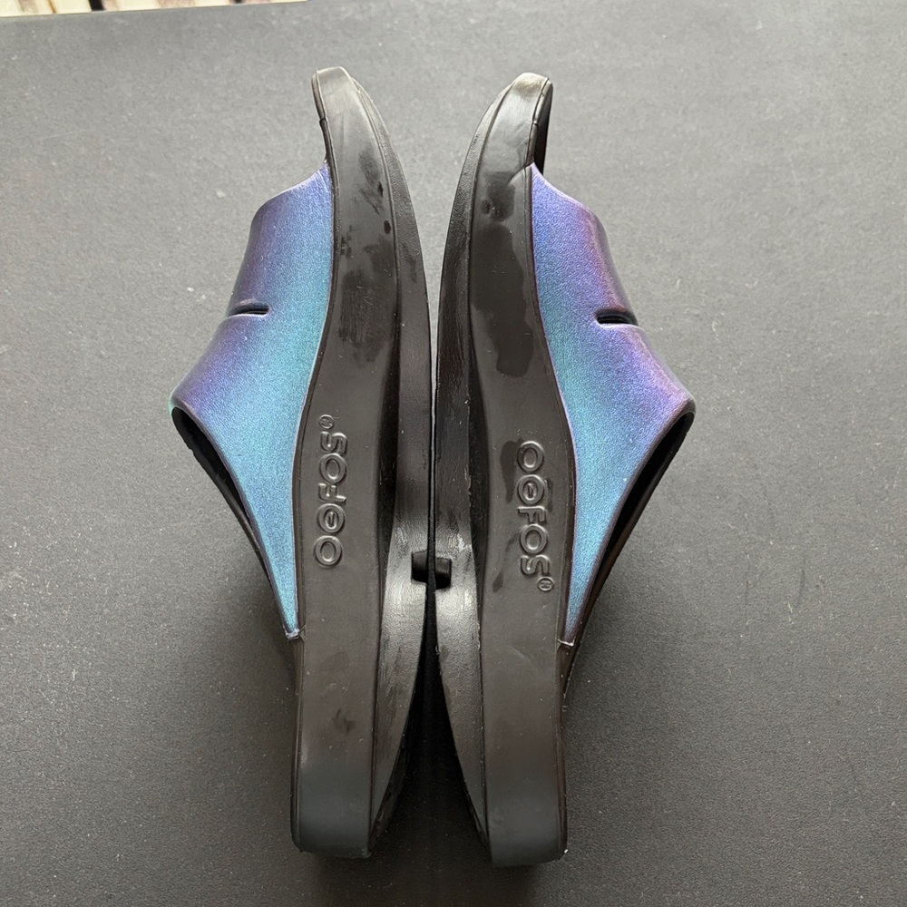 Oofos Unisex Iridescent Blue and Green Slides Women Size 8 - Picture 4 of 7